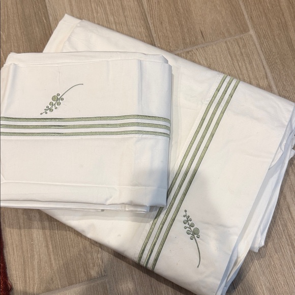 Pottery Barn embroidered Pillowcases new set of 2 + matching flat sheet Queen